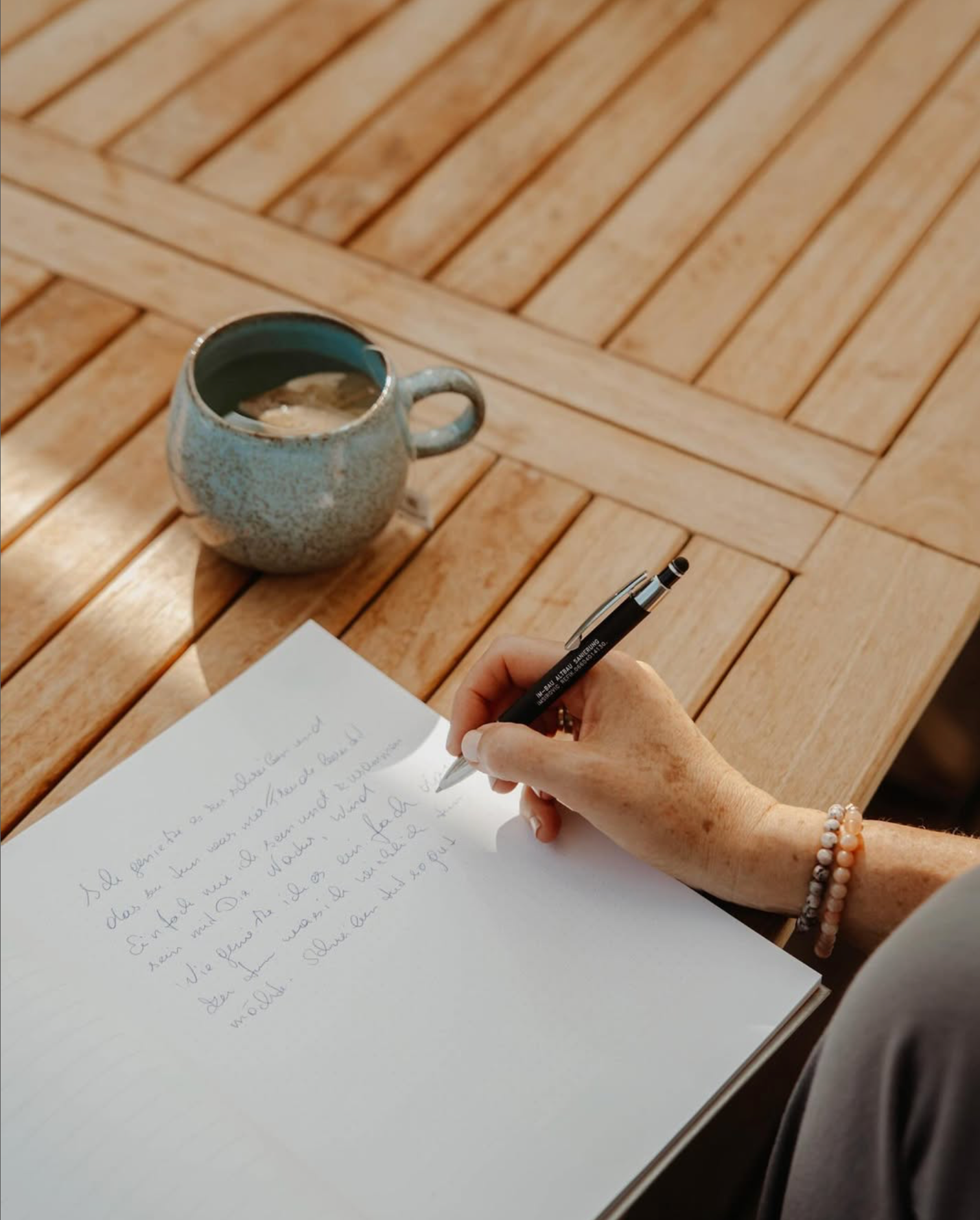 Petra Liedermacherin schreibt mit Glaube Texte