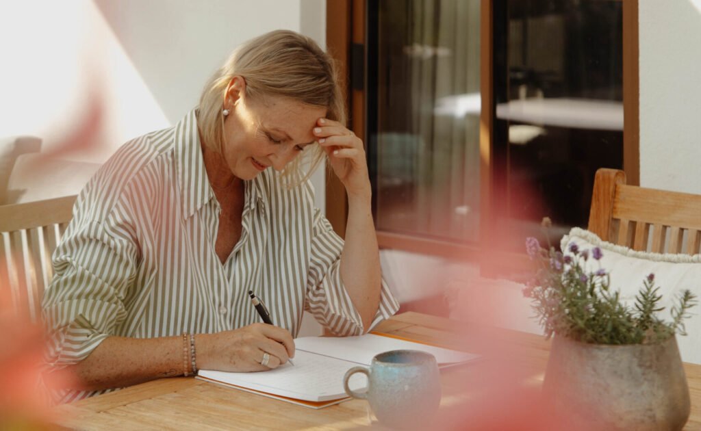 Petra schreib auf einem papier mit viel Glaube blumen in der vordergrund holztisch